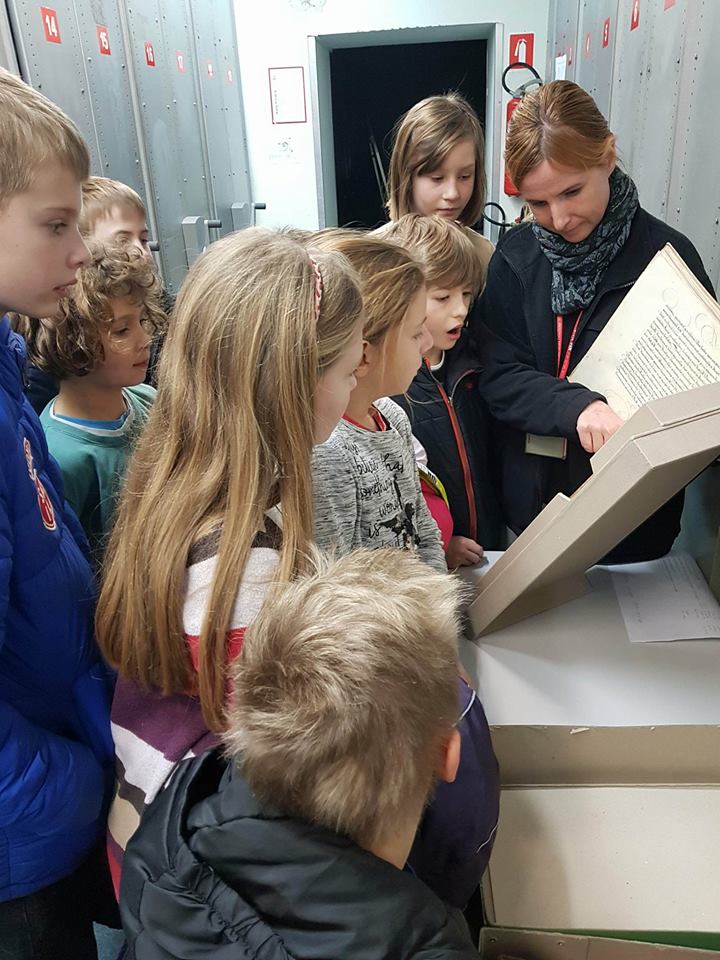 Učencem pokažemo zanimive arhivalije